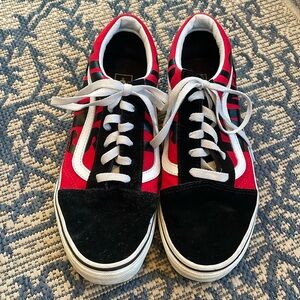 Vans black, red and white Old Skool lace up skate shoes. Good condition!